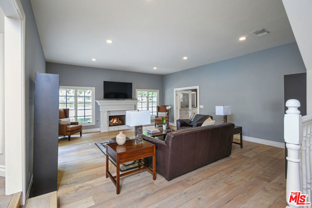 5449 S Rim Street, Thousand Oaks CA: https://media.crmls.org/mediaz/cdddcf56-1b96-407b-af2b-92cf45542b8e.jpg