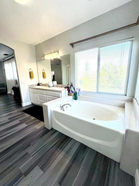 3200 Brookstone Drive, Turlock CA: https://media.crmls.org/mediaz/cdddd8ae-56a4-457d-bcb9-1c57ab84dcf5.jpg