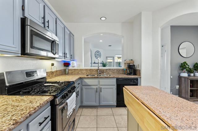 6373 Avenida De Las Vistas, San Diego CA: https://media.crmls.org/mediaz/cdde0cd0-ea4a-4a52-9f5b-d62cb43b0227.jpg