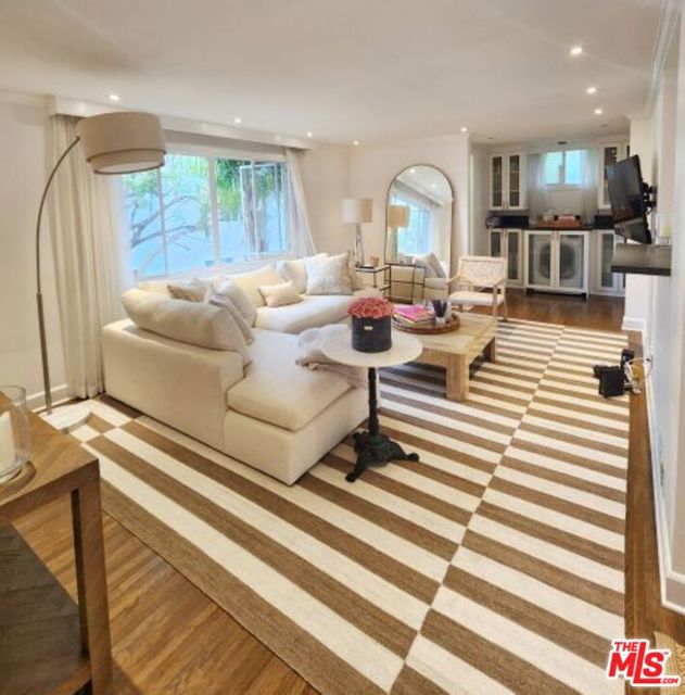 130 132 D San Vicente Boulevard, Santa Monica CA: https://media.crmls.org/mediaz/cddea3c3-8631-46fc-ba6d-5c8abe4e8324.jpg