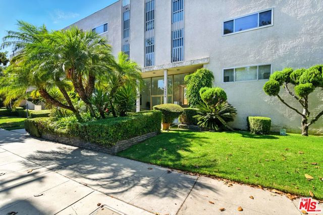12955 Riverside Drive, Sherman Oaks CA: https://media.crmls.org/mediaz/cddec45b-a04c-429c-bd66-febb4e62e175.jpg