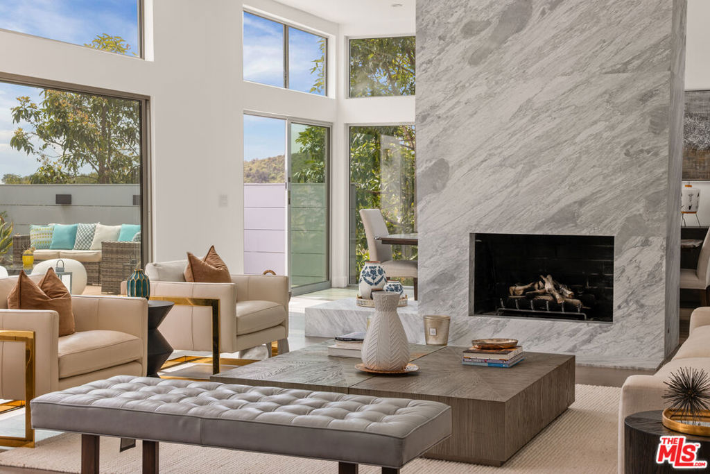 https://media.crmls.org/mediaz/cddf3660-af2d-42a9-8b50-9e2b078598fb.jpg?preset=X-Large
