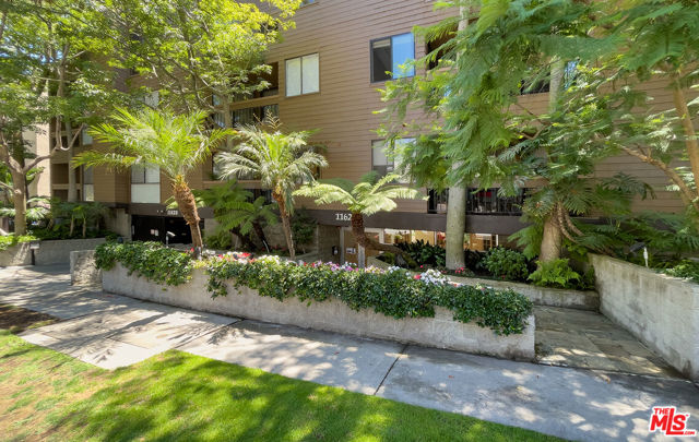 11628 Montana Avenue, Los Angeles, California 90049, 2 Bedrooms Bedrooms, ,3 BathroomsBathrooms,Condominium,For Sale,Montana,24420237