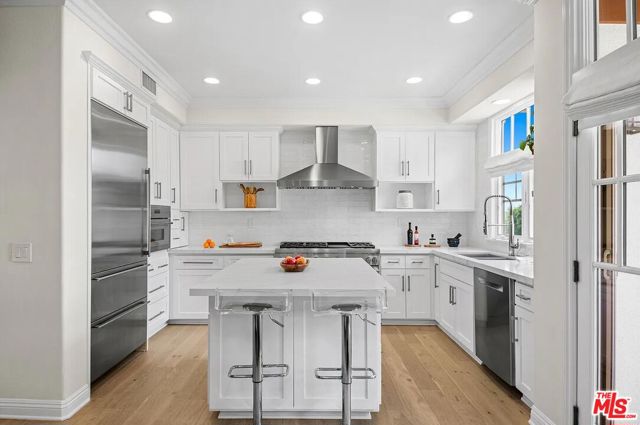 2584 Bungalow Place, Corona del Mar CA: https://media.crmls.org/mediaz/cde111ba-7799-4397-acc3-ccd9bd1eaed8.jpg