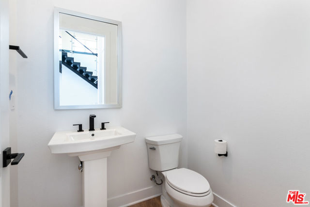 11770 N Hillsborough Lane, Porter Ranch CA: https://media.crmls.org/mediaz/cde17681-f095-4686-ba52-9d271eda36ed.jpg