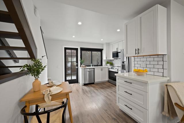 2282 Caminito Pescado, San Diego CA: https://media.crmls.org/mediaz/cde21bf7-49e0-42ba-b97b-531fe688e155.jpg