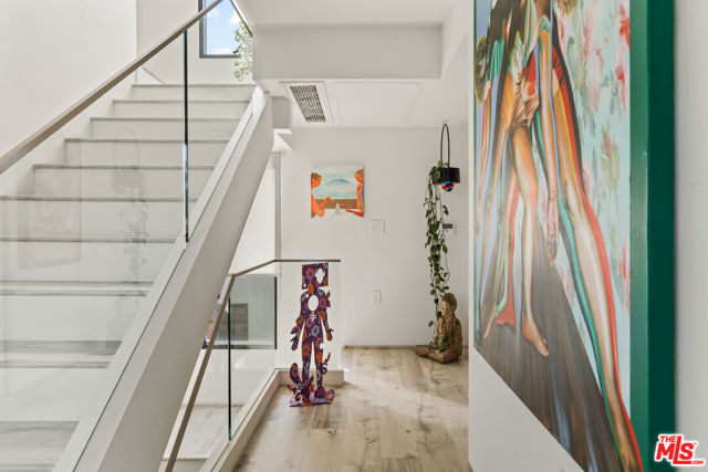 407 Rialto Avenue, Venice CA: https://media.crmls.org/mediaz/cde222b7-571f-4f9e-9b7e-4c706ef1e553.jpg