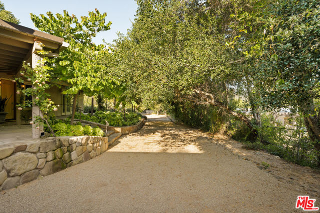 813 Country Club Drive photo 3