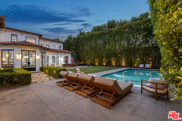 706 N Crescent Drive, Beverly Hills CA: https://media.crmls.org/mediaz/cde2a692-a70c-445a-a0d2-bf935d990cb8.jpg