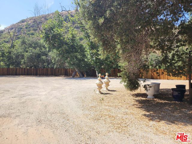 118 W Carlisle Road, Westlake Village CA: https://media.crmls.org/mediaz/cde555b3-2d47-4ee4-9f56-437533db6b93.jpg