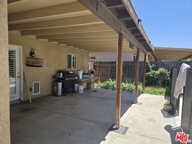 527 Shady Meadow Court, Bakersfield CA: https://media.crmls.org/mediaz/cde593e5-45d2-449f-a073-3ea2ec1e269d.jpg