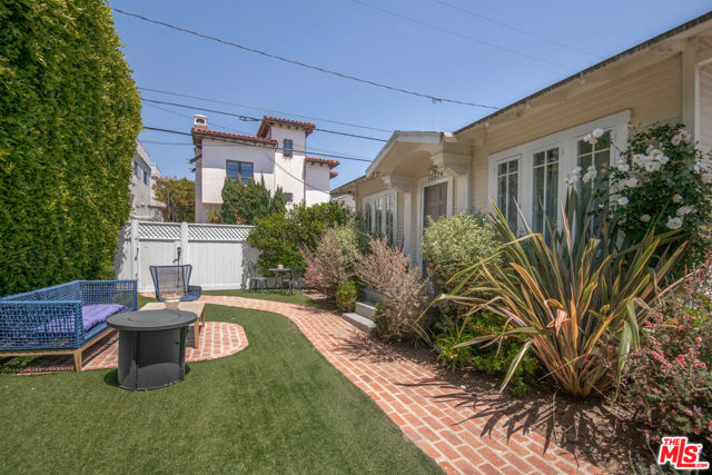 1047 9th Street, Santa Monica CA: https://media.crmls.org/mediaz/cde59ef0-c649-4866-9c18-b6e716fb558f.jpg