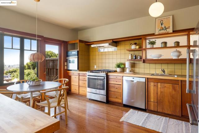 636 Vincente Ave, Berkeley CA: https://media.crmls.org/mediaz/cde5d562-a59d-4114-a742-64827a78d1a6.jpg