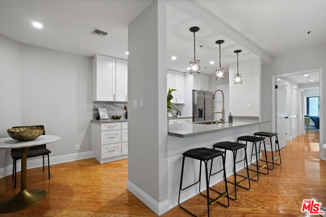 1201 Larrabee Street, 204 photo 5