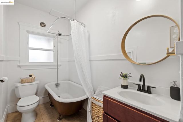 747 St, Oakland CA: https://media.crmls.org/mediaz/cde77377-f3fb-4d5c-a421-0ec5e8b83b03.jpg