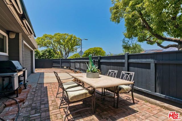 3201 Maplewood Avenue, Los Angeles CA: https://media.crmls.org/mediaz/cde942a8-a27c-4000-92a8-4bf3ad08c733.jpg