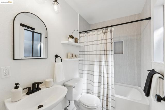 17032 Broadway Ter, Oakland CA: https://media.crmls.org/mediaz/cde9c255-5d80-4a15-8620-f35793d6166e.jpg