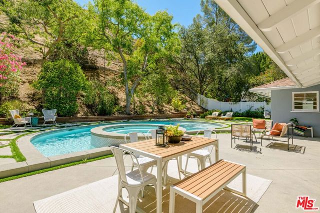 3856 Hayvenhurst Avenue, Encino CA: https://media.crmls.org/mediaz/cde9f334-85df-4a90-849e-5febb60a7b2c.jpg