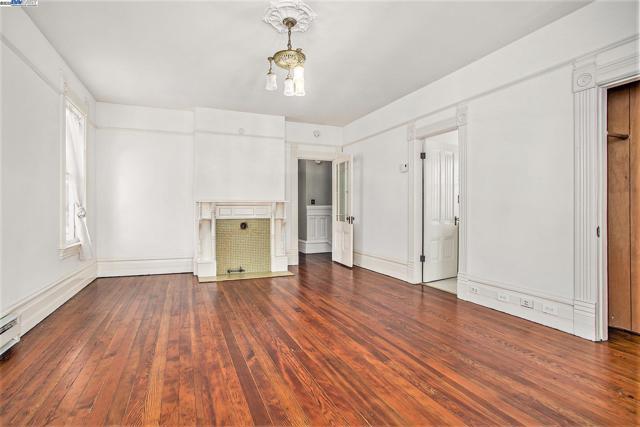 2120 Encinal Ave, Alameda CA: https://media.crmls.org/mediaz/cdeab8cf-d386-4680-9635-ce8920417b05.jpg