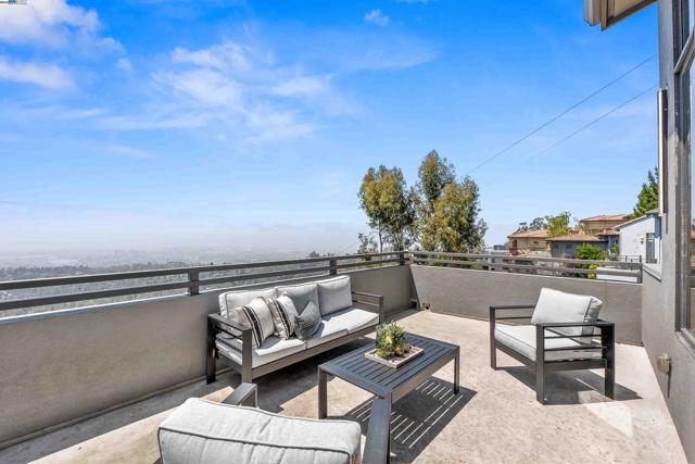 103 Diablo Dr, Oakland CA: https://media.crmls.org/mediaz/cdebab23-4bcd-424c-990a-7caea31c605b.jpg