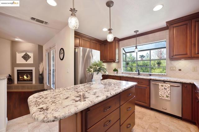 3196 Sudbury RD, Cameron Park CA: https://media.crmls.org/mediaz/cdebfe13-b37e-43c2-80d7-bfb4a57cd80d.jpg