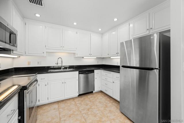 7811 Eads Ave, La Jolla CA: https://media.crmls.org/mediaz/cded6f63-86c1-449a-914a-3ce45c202a44.jpg