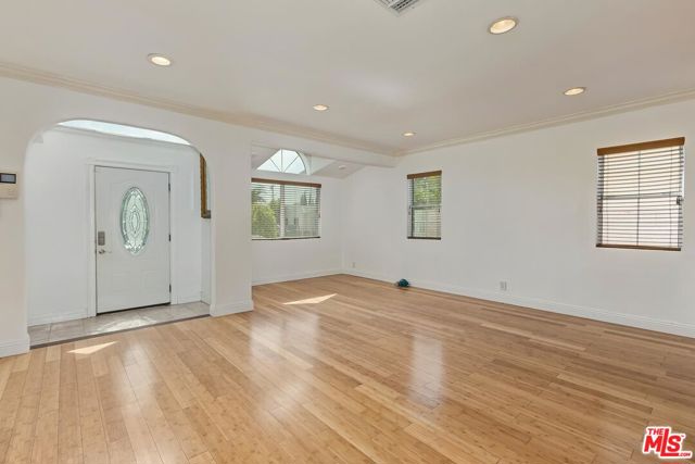 5049 Hesperia Avenue, Encino CA: https://media.crmls.org/mediaz/cdee0ae1-2d91-4def-9932-e82f40020b9a.jpg