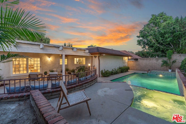 10037 Sunnybrae Avenue, Chatsworth CA: https://media.crmls.org/mediaz/cdee19e5-5655-4e3e-9adc-a95867b6764f.jpg