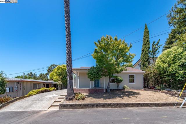 17673 Dorson Ln, Castro Valley CA: https://media.crmls.org/mediaz/cdef1228-51ee-4819-8e6c-473eea4afcfb.jpg