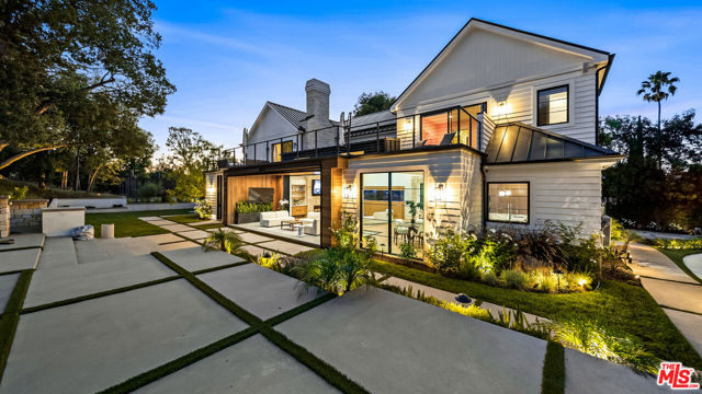 18762 Wells Drive, Tarzana CA: https://media.crmls.org/mediaz/cdefa6e7-a7a1-408b-8800-15c54a77b3a6.jpg