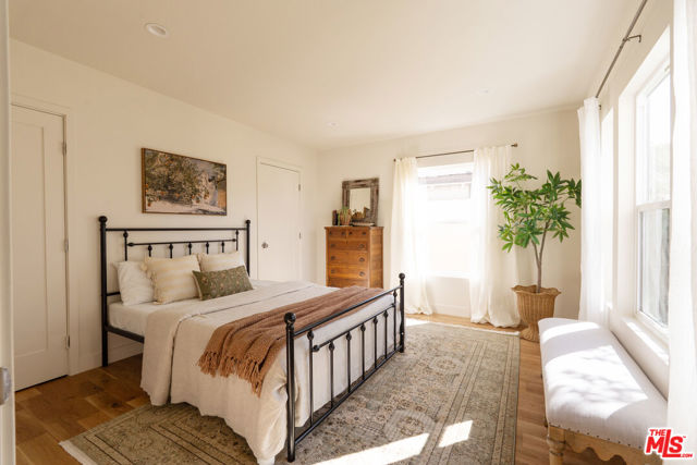 5200 S St Andrews Place, Los Angeles CA: https://media.crmls.org/mediaz/cdf01a0e-1cbf-440e-8ed8-4cbd394fa641.jpg