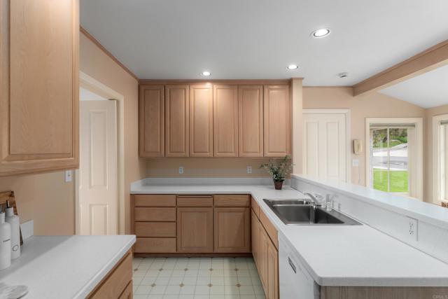 6018 Folsom Drive, La Jolla CA: https://media.crmls.org/mediaz/cdf0c357-3368-453c-ba69-28273a721300.jpg