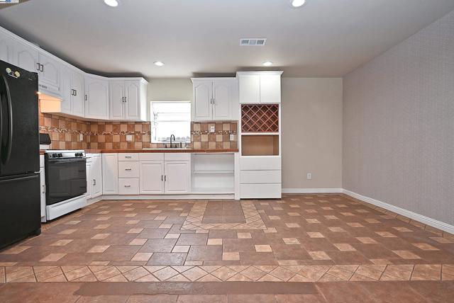 974 Walnut Dr, Oakley CA: https://media.crmls.org/mediaz/cdf13e29-13b4-4ead-9ca3-de316a7d36b7.jpg