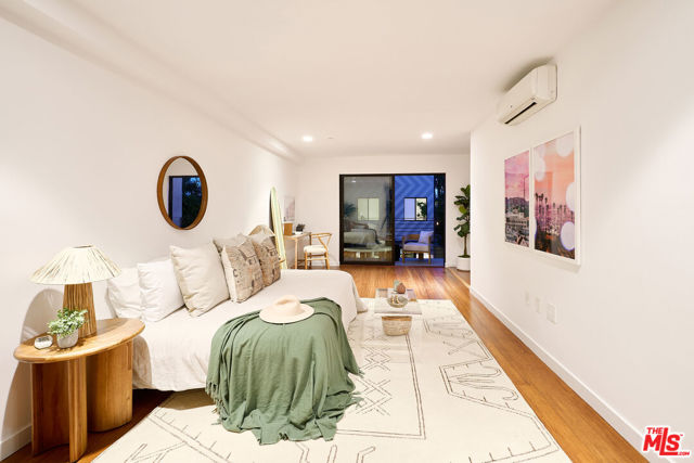 746 Brooks Avenue, Venice CA: https://media.crmls.org/mediaz/cdf1aa27-b30b-4015-9e11-14031ffc4e08.jpg