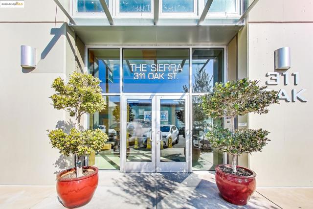 311 Oak St, Oakland CA: https://media.crmls.org/mediaz/cdf23013-9cd5-42f6-b9b9-2c66b0d117c1.jpg