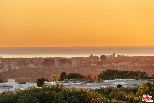 1740 Carla, Beverly Hills CA: https://media.crmls.org/mediaz/cdf286be-8613-4ea5-8e75-71ec82bffda9.jpg