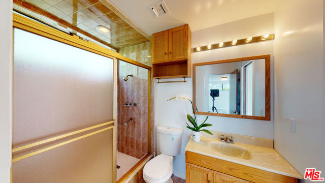 525 N Rexford Drive, Beverly Hills CA: https://media.crmls.org/mediaz/cdf44f83-af18-4d7d-a586-db6157f64b4d.jpg