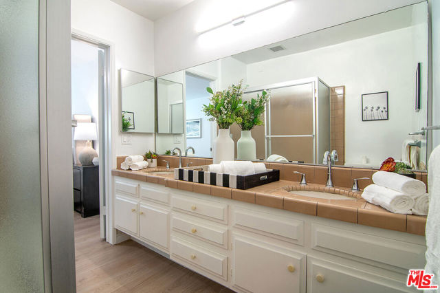 10725 Ohio Avenue, Los Angeles CA: https://media.crmls.org/mediaz/cdf4796f-29a2-477c-8d5a-a7490f11c2f1.jpg