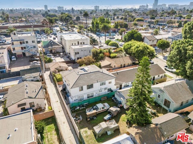 1036 Cherry Avenue, Long Beach CA: https://media.crmls.org/mediaz/cdf53940-d33a-46e6-80ad-9c5be7e51429.jpg