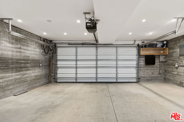 1410 Pacific Avenue, Venice CA: https://media.crmls.org/mediaz/cdf5f283-db7a-4316-83f6-54d97e62978b.jpg