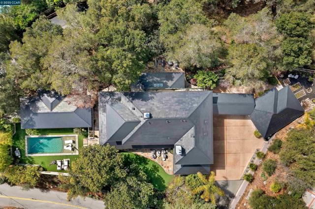 1121 Estates Dr, Lafayette CA: https://media.crmls.org/mediaz/cdf63123-acff-406b-a1e5-6cf76afc4624.jpg
