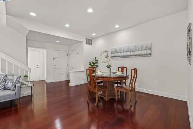 131 Diapian Bay, Alameda CA: https://media.crmls.org/mediaz/cdf7ad6f-f336-4dcd-88e1-c2ac064909de.jpg