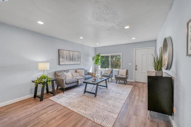 Image 9 of 59 For 15966 Maubert Ave