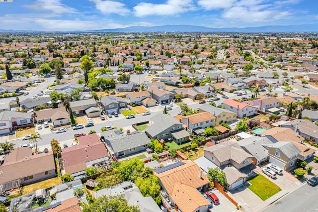 597 Singley Dr, Milpitas CA: https://media.crmls.org/mediaz/cdf7e687-bc18-44f9-8eec-95d28cbeb66e.jpg