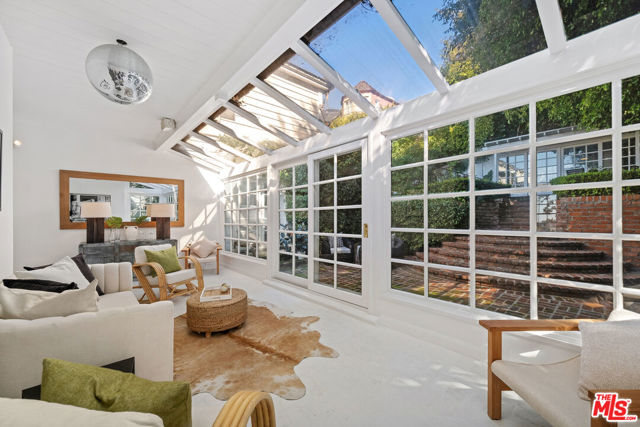 1455 Belfast Drive, Los Angeles CA: https://media.crmls.org/mediaz/cdf82c38-9df2-4e55-b867-dda87a3f596e.jpg
