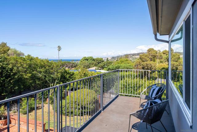 7850 Roseland Dr, La Jolla CA: https://media.crmls.org/mediaz/cdf96d73-1bc4-49fc-b278-1de5765de53c.jpg