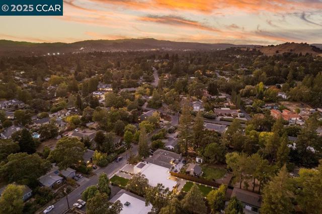 720 Laurel Dr, Walnut Creek CA: https://media.crmls.org/mediaz/cdf99d47-eb96-4361-879b-758cd7b07145.jpg