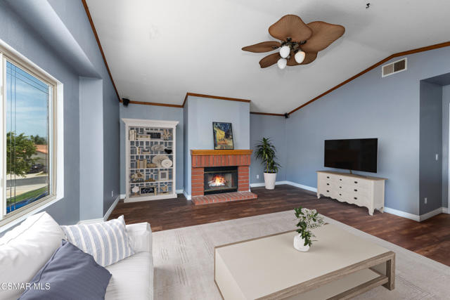 3961 Springtime Lane, Moorpark CA: https://media.crmls.org/mediaz/cdfa1430-9ca5-47a3-afdd-574341f7c6f9.jpg