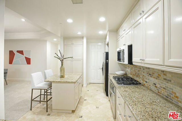 143 N Arnaz Drive, Beverly Hills CA: https://media.crmls.org/mediaz/cdfafe1b-c96d-4145-a844-6bd619a356b3.jpg