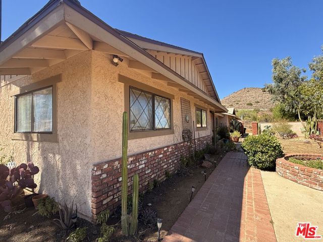 33931 Hanawalt Road, Agua Dulce CA: https://media.crmls.org/mediaz/cdfb8afc-97d3-410b-aa06-a4e5db90f90e.jpg